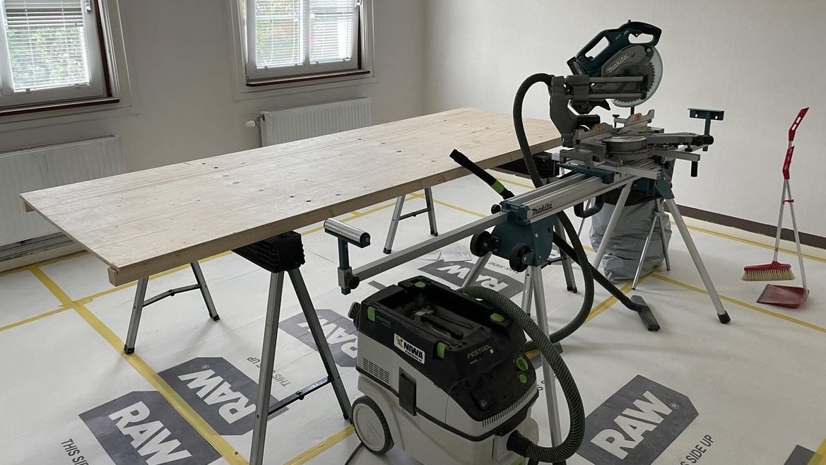 Hantverkare utför en invändig renovering med moderna verktyg
