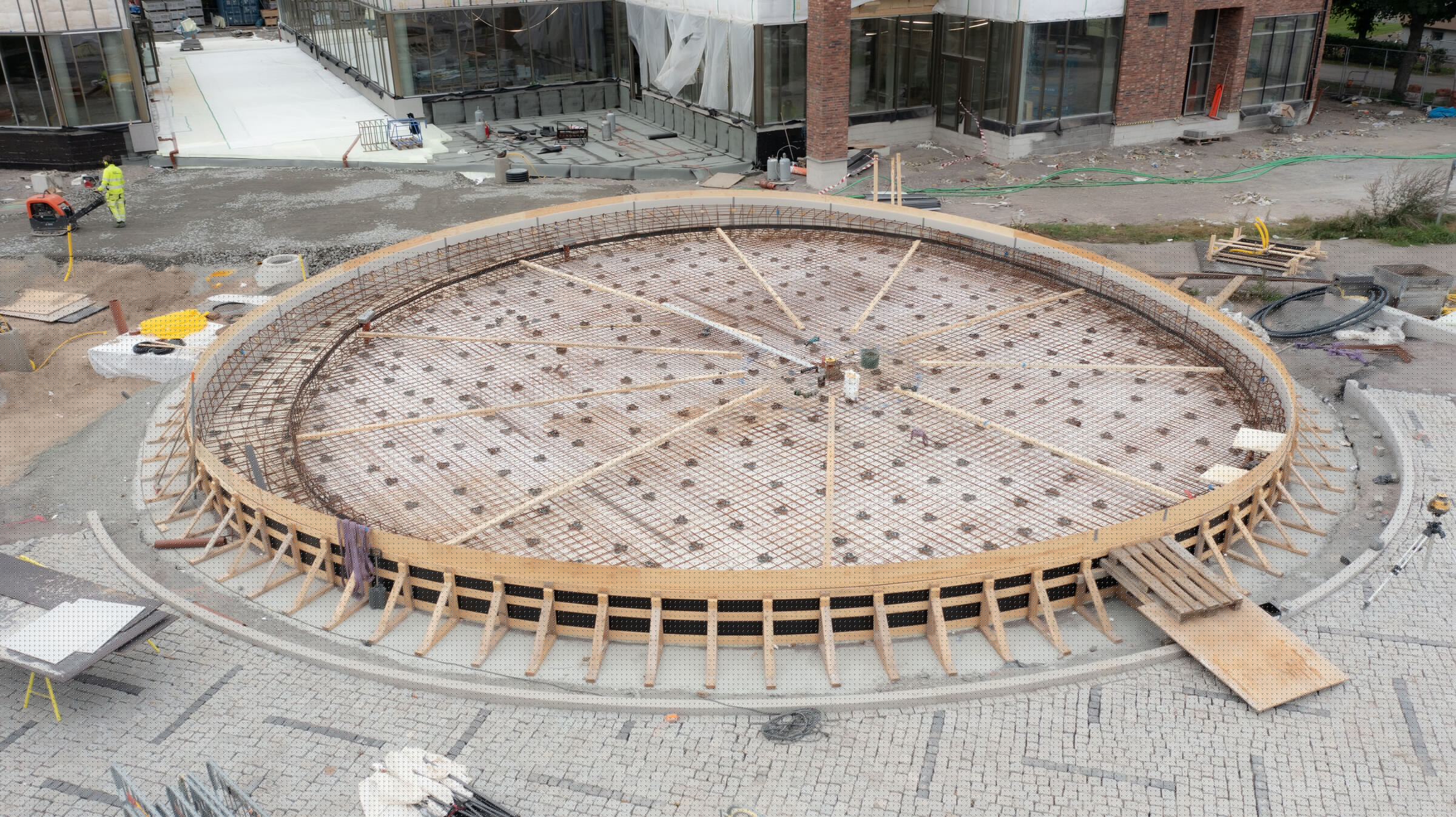 Formsättning och armering för en rund betongkonstruktion