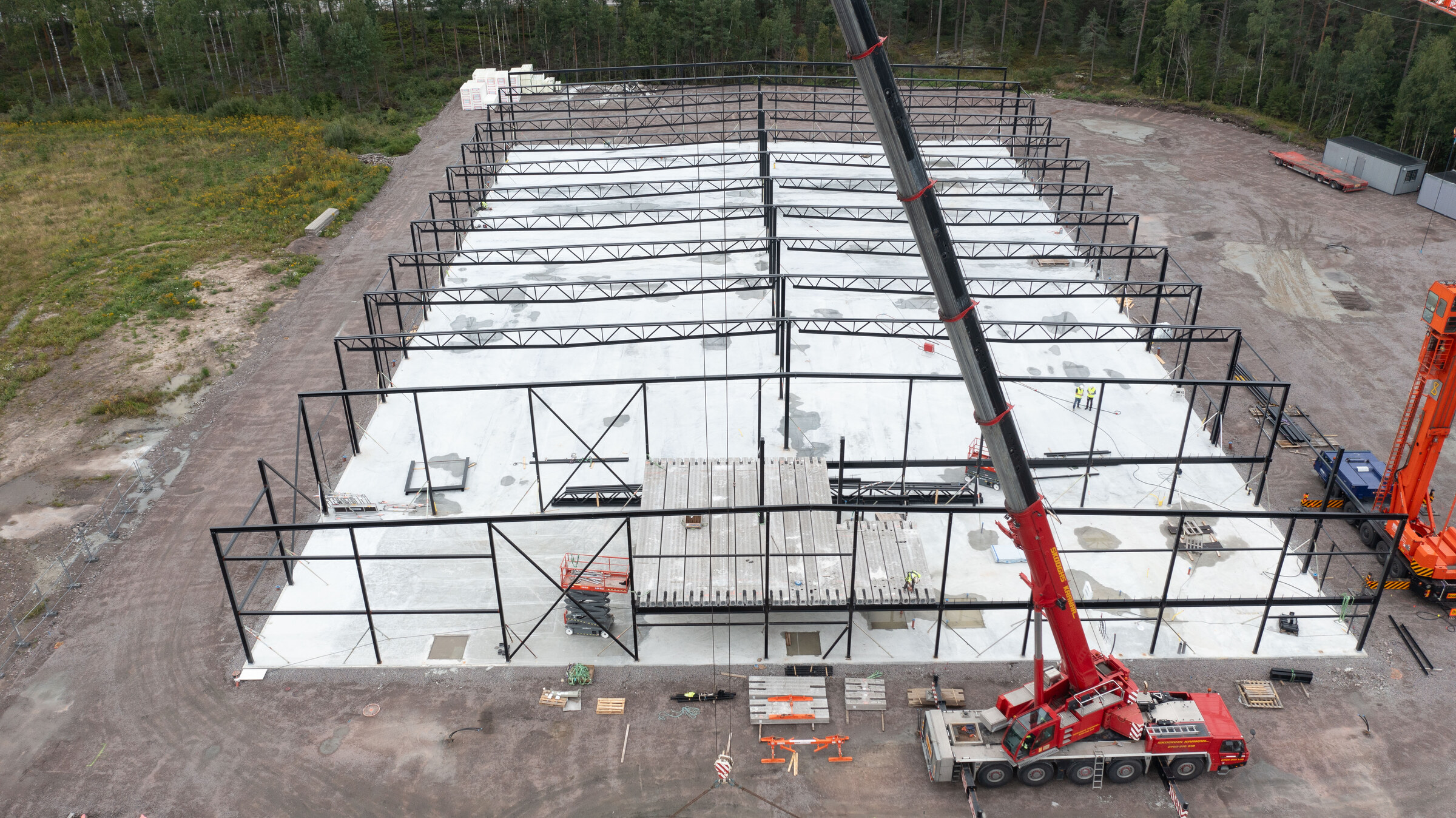 Pågående byggproduktion med stomme och kran